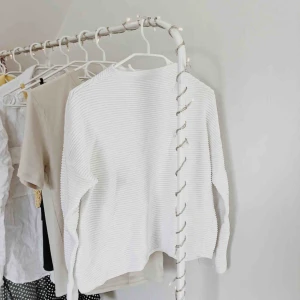  - Superfin ribbastickad vit halvpolo! Perfekt och fräch till sommarkvällar och höst! Säljs pga den ej kommit till användning. Helt i nyskick!💞