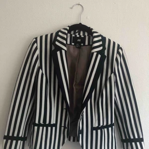  - Mjuk kavaj, står storlek 38 på lappen men den är verkligen inte det haha, så 36! 😋