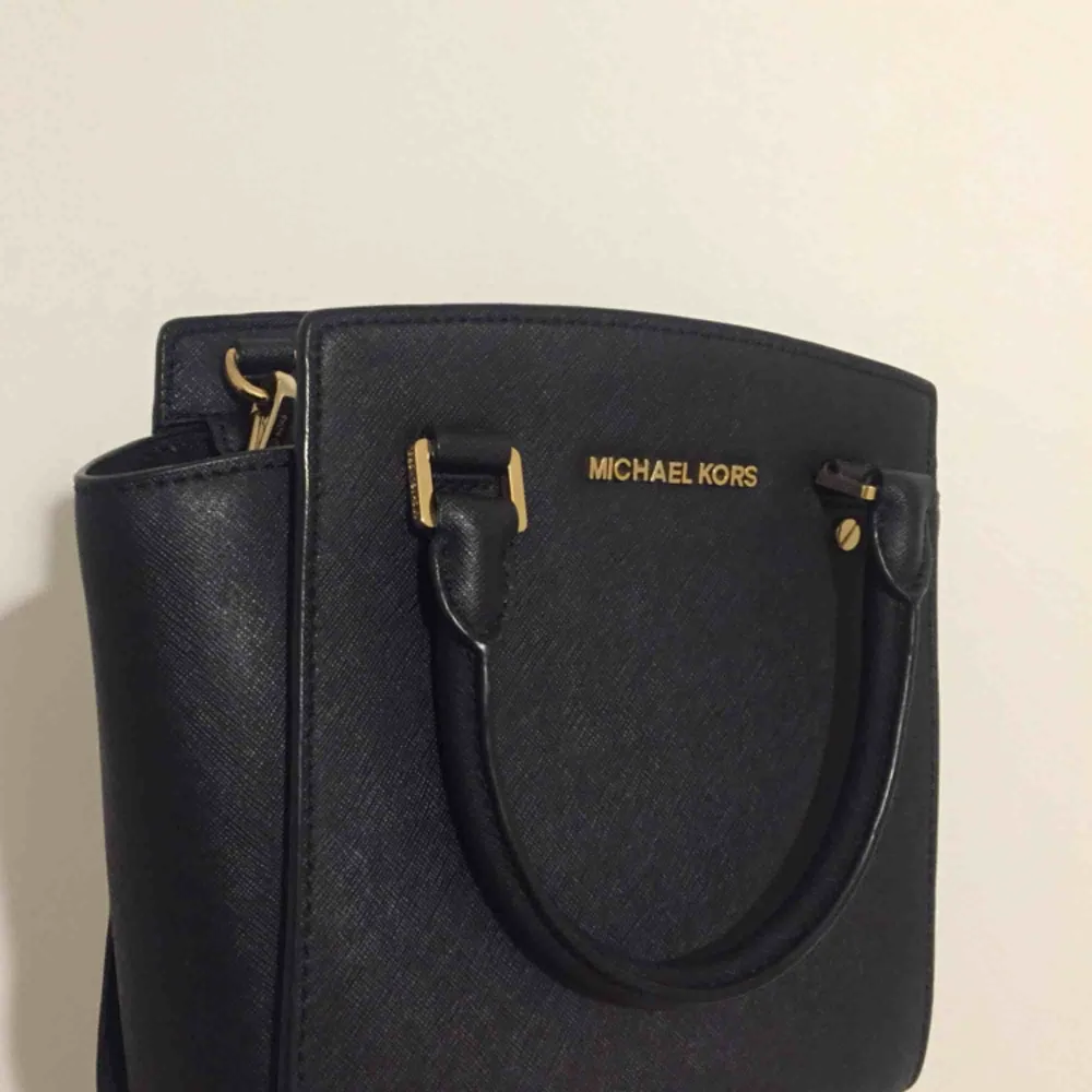 Almost new Large Selma Messenger from Michael Kors, all in back leather. The model that is not possible to buy in Sweden, I ordered from the US. It has a strap for keys and a long shoulder strap. Original price 2’200 SEK.. Väskor.