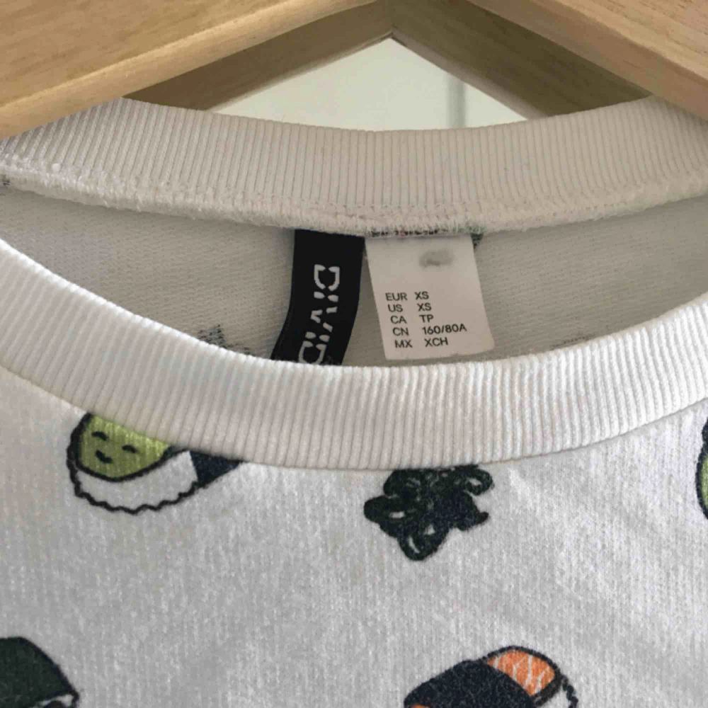 En av mina favorittröjor som tyvärr har blivit lite för liten för mig!! Om du är en sushi-älskare så borde du verkligen ha denna tröja hahah. Köparen står för frakt☺️. Skjortor.