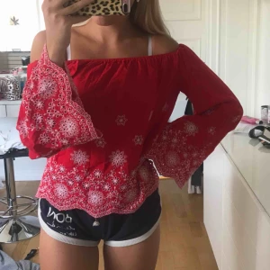  - Jättesöt blus från Missguided. Har testat den men aldrig använt den. 