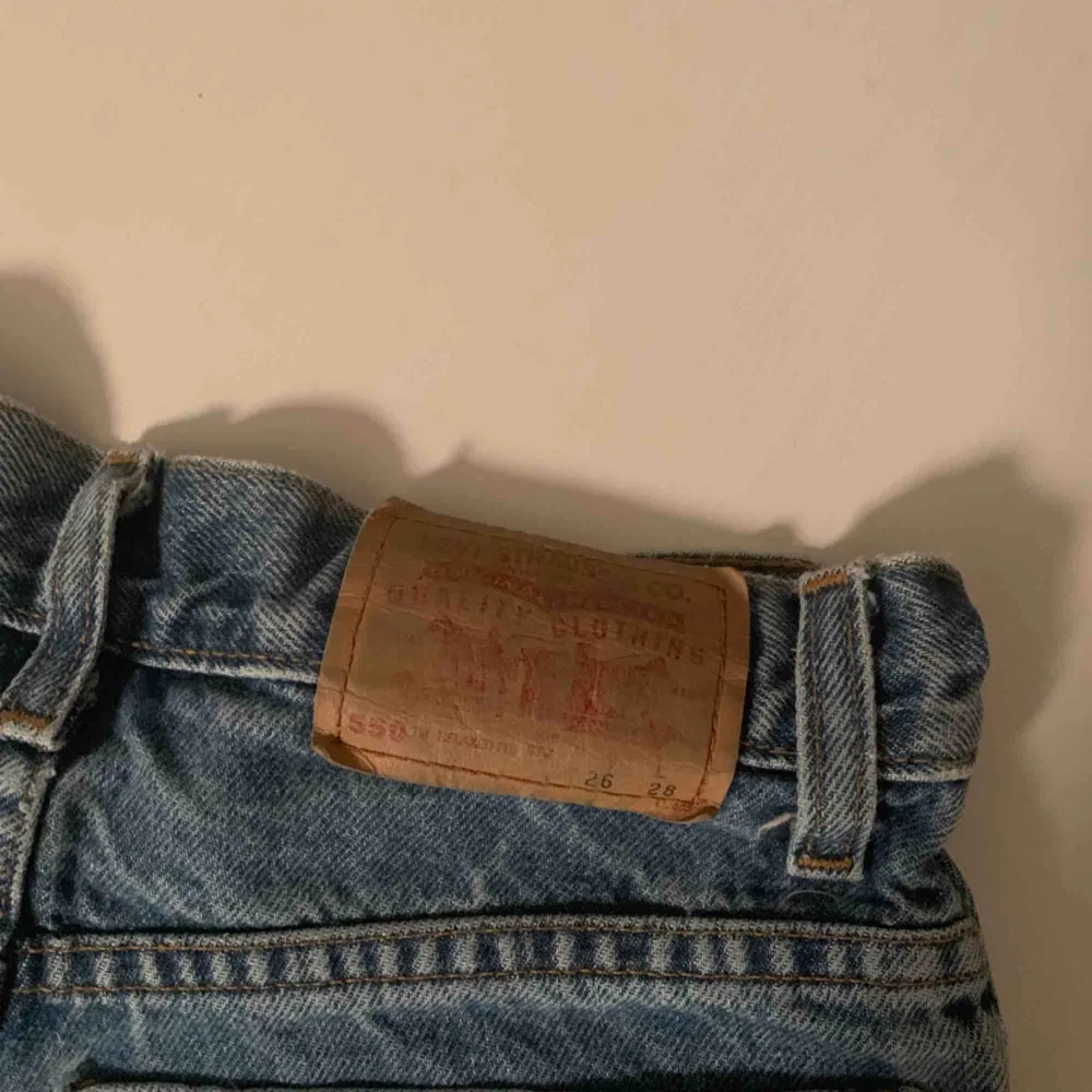 Säljer mina Levis shorts, de är små i storleken men är en XS, säljer de för 200kr, kan frakta men du får betala frakten själv (63kr), annars möts jag upp i Stockholm, betalning sker via swish, hoppas det är något för dig!☺️. Shorts.