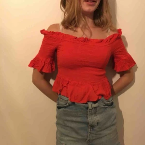  - Fin topp från Gina Tricot, används max 3 gånger och säljs därför vidare. Frakt tillkommer om ej möte i Kalmar 