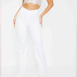  - Helt oanvända nya vita byxor från Pretty Little thing. Han inte skicka tillbaka dem. 