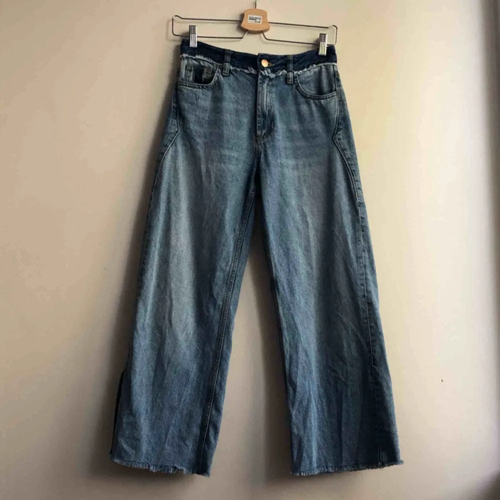 Feedesnygga culotte jeans med slits som tyvärr känns för små för mej:( frakt tillkommer. Jeans & Byxor.