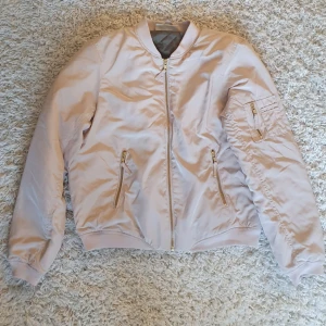  - Beige bomberjacka i fint skick säljes, endast använd ett fåtal gånger.