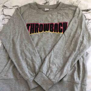 Fin tröja från Gina tricot med texten ”throwback” på. Har stor ficka på magen, men ingen luva.🌸