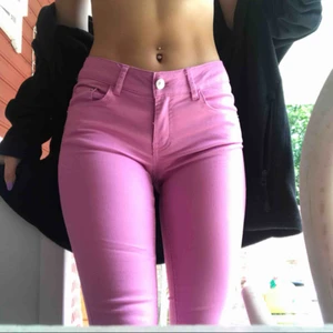  - Jeans från bikbok, använda ca 2 gånger så i bra skick💘 Frakt tillkommer🌼