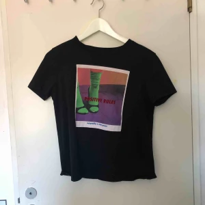  - Säljer en svart tshirt med tryck, hör av er om ni är intresserade💓💓