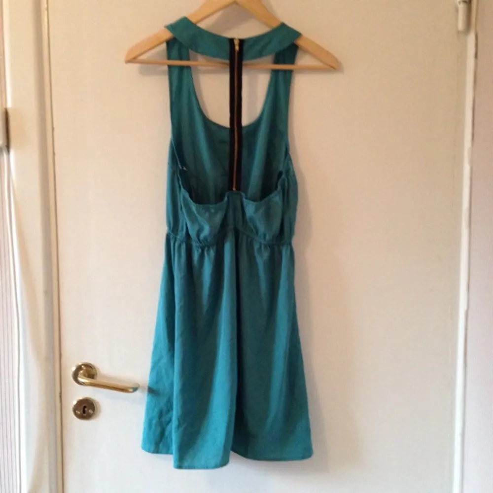 Turquoise dress, zipper in the back (not possible to zip-up). Never used. 100% polyester.. Klänningar.