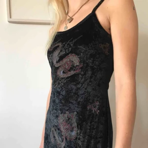  - Svart sammetsklänning med draktryck, slitsar i sidorna