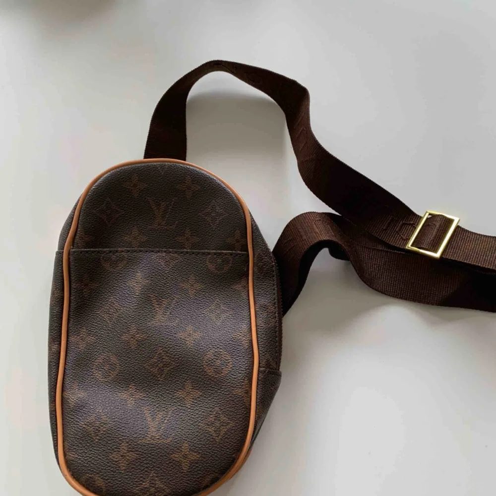 Kopia på en Louis Vuitton väska som ser bra ut med olika coola outfits. Baksidan är sliten, men det syns inte när man väl har på sig den!  Möts upp i Sthlm eller postar. . Väskor.