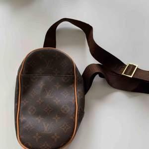 Kopia på en Louis Vuitton väska som ser bra ut med olika coola outfits. Baksidan är sliten, men det syns inte när man väl har på sig den!  Möts upp i Sthlm eller postar. 