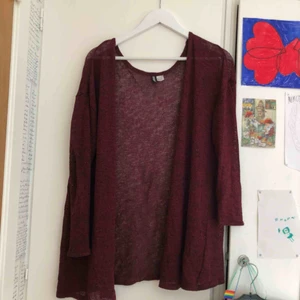  - Röd kofta med svarta undertoner från hm, går ungefär till slutet av rumpan.
