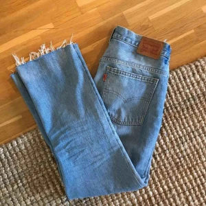  - Vintage Levi’s jeans. Storlek är lite oklart men jag har 36-38 så S-M!! <3