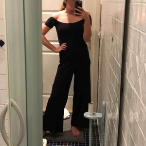  - Jätte snygg jumpsuit ifrån ASOS, inköpt för 400 men säljer för 200. Pris kan diskuteras❤️ 