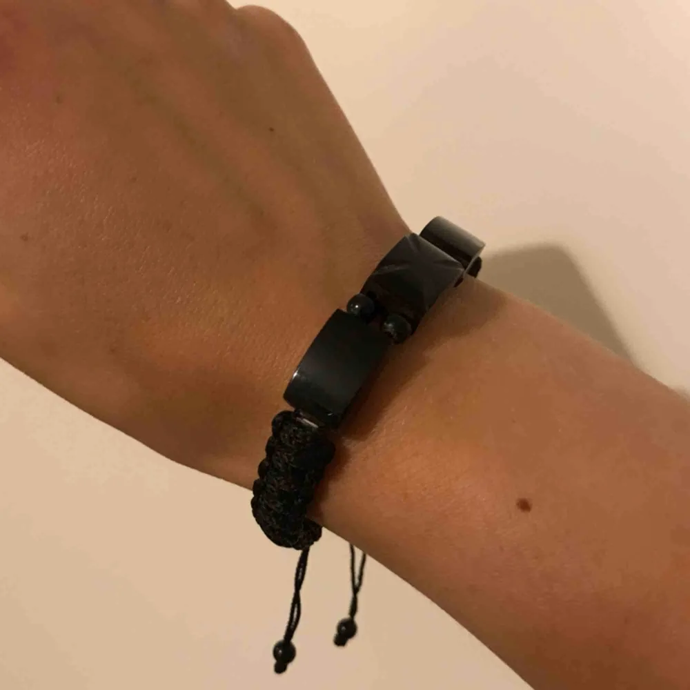 Black bracelet, plastic and durable thread. Almost new. Bought in the US.. Accessoarer.