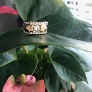  - Ball guldig ring med diamantbling på💥Kan ej garantera nickelfrihet så köp ej vid allergi. Ringen är för stor för mig som oftast har st.5 eller 6 som motsvarar XS o S i ringar. Denna motsvarar ungefär st.M Frakt: 9:-