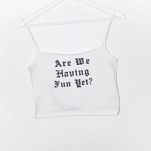  - Vit croptop, i utmärkt skick. Frakt tillkommer på 18 kr 💗