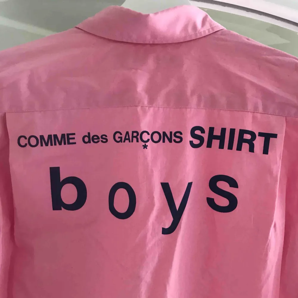 Säljer min skjorta från Commes Des Garcons inköpt för ca 3300kr i nästan nyskick. Använd 2 gånger och har sedan dess bara hängt i garderoben. Frakt tillkommer 🌸   Pris kan diskuteras . Skjortor.