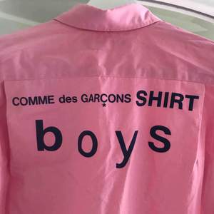 Säljer min skjorta från Commes Des Garcons inköpt för ca 3300kr i nästan nyskick. Använd 2 gånger och har sedan dess bara hängt i garderoben. Frakt tillkommer 🌸   Pris kan diskuteras 