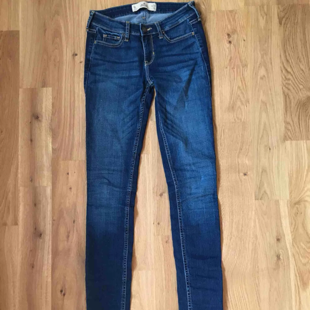 Fina jeans från Hollister! Mycket måttligt använda, väldigt fint skick. . Jeans & Byxor.