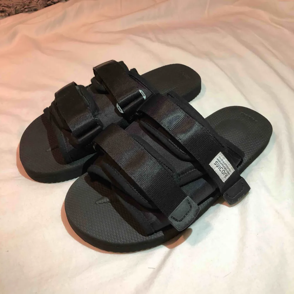Oanvända suicoke sandaler i storlek 38! Nypris va 2800:) frakt ingår💕säljer pga för små för mig. Skor.