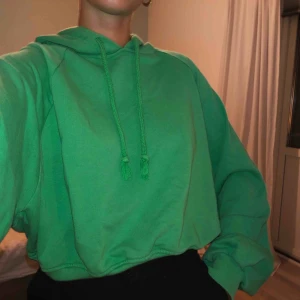  - En snygg grön tjocktröja från bershka som är kortare i modellen.