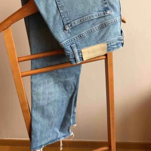  - Avklippta Jeans från Acne Två små hål- ett i ena hällan och ett i sömmen på en av bakfickorna 