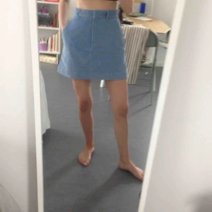  - Himmelsblå minikjol i manchester. Högmidja med dragkedja och hylsa. Väldigt bekväm, aldrig använd!  Kan mötas upp i tallkrogen eller centralt i sthlm.