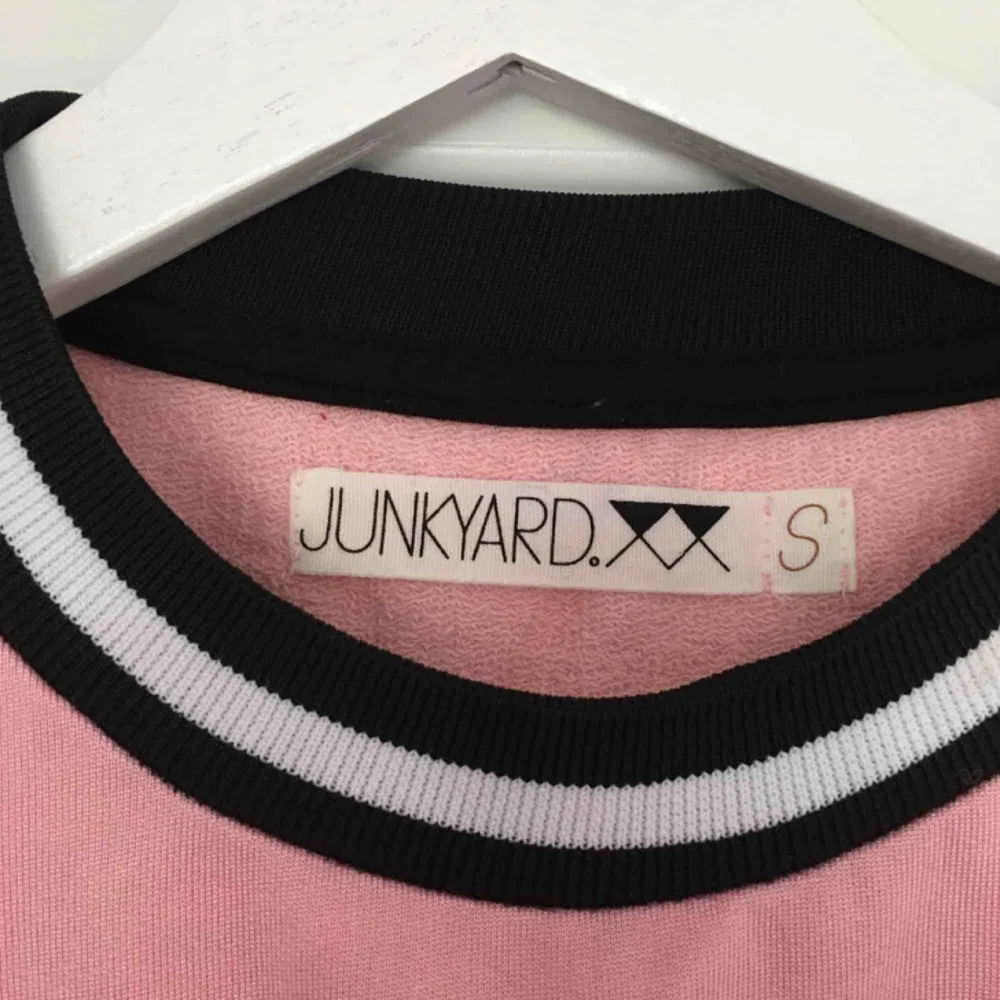 Supersnygg rosa tröja med randigt i kanterna från Junkyard! Knappt använd ☺️. Tröjor & Koftor.