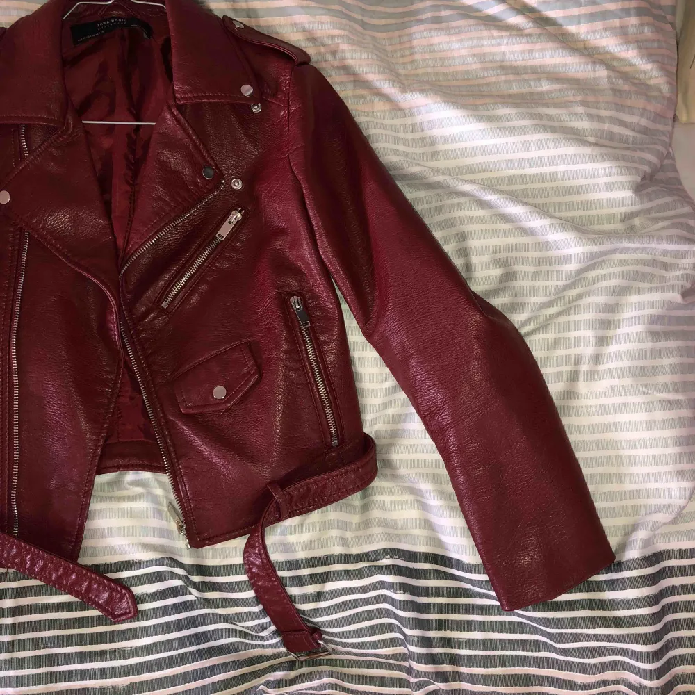 Red leather jacket from Zara’s last fall collection. Used several times . Jackor.