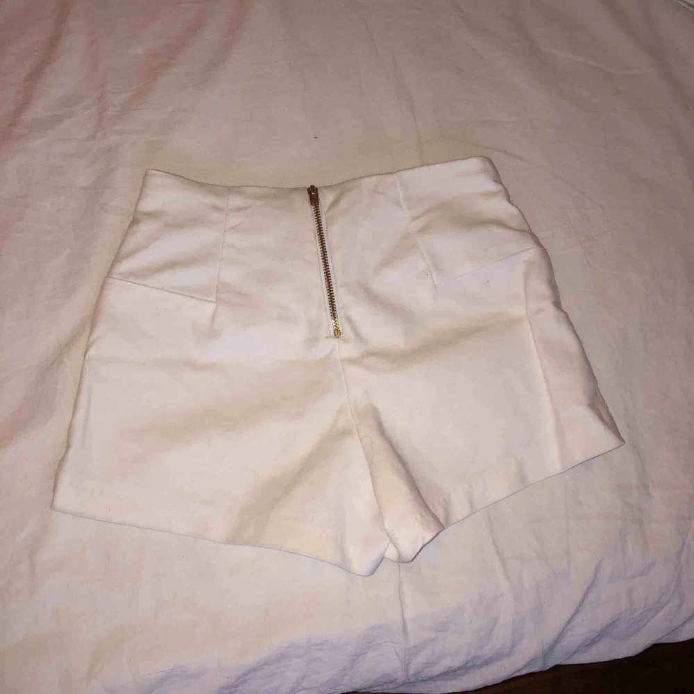 Vita shorts men guldiga dragkedjor. Köparen står för frakt, kontakta mig för mer information.. Shorts.