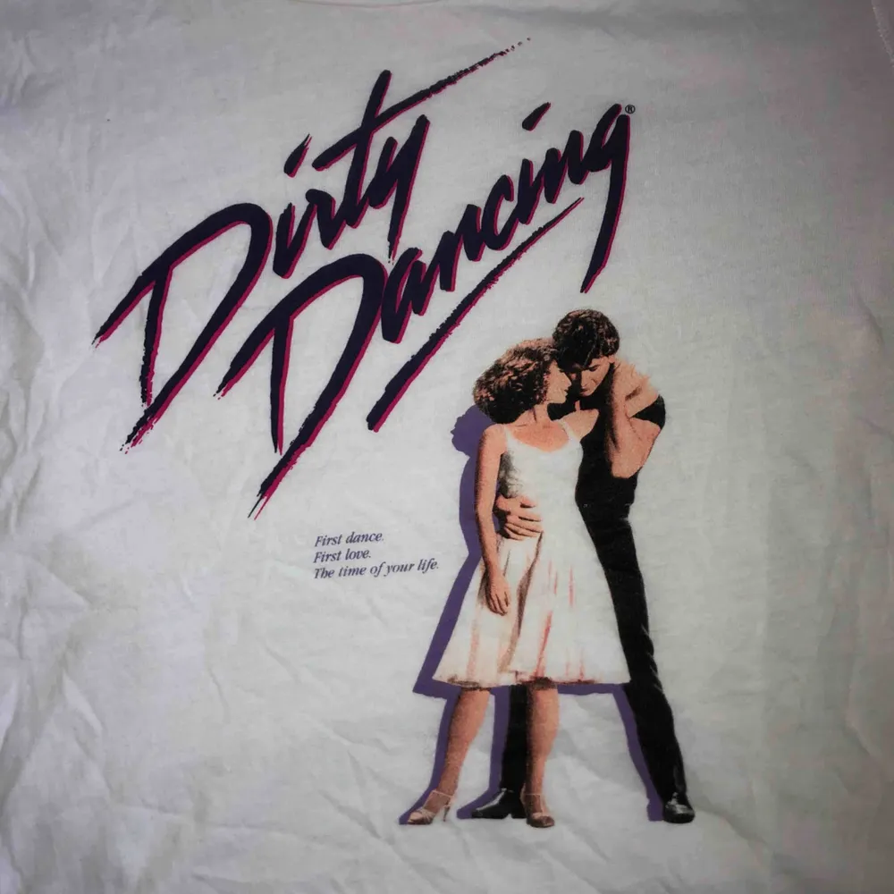 Vit tshirt med dirty dancing motiv💕💗💕Den sitter inte tight på någon med strl S men den e heller inte så värst oversized, den är knappt använd. Köparen står för frakt💕. T-shirts.