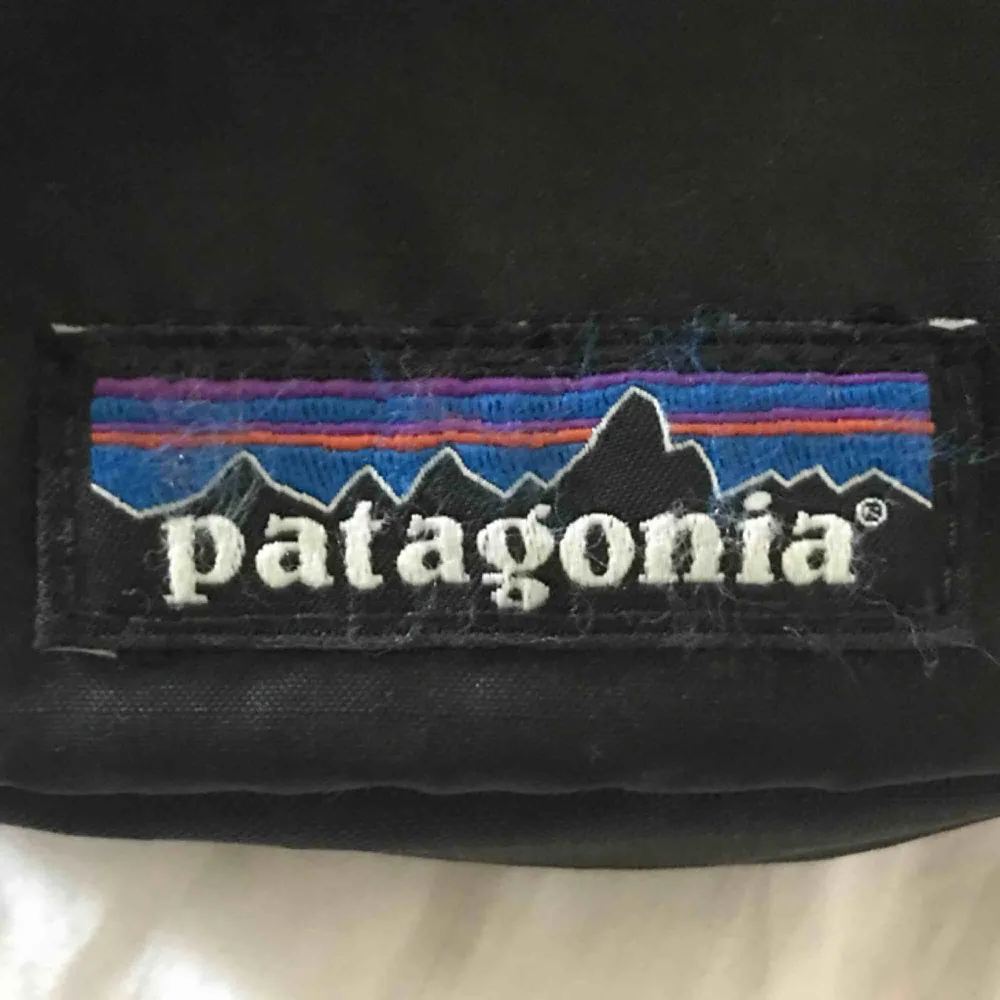 Svart midjeväska från Patagonia! Köpt för 270 kr. Använd ytterst lite. . Väskor.