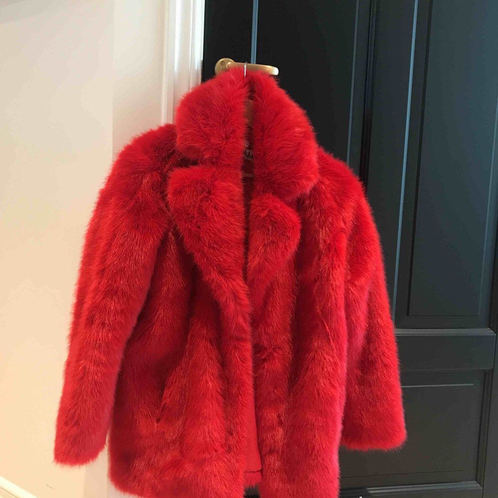 Snygg röd faux fur jacka i storlek | Plick Second Hand
