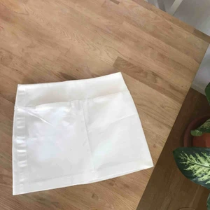  - Vit jättefin kjol från Mango i storlek XS. Två diskreta fickor där fram.