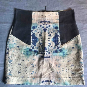  - Helt underbar kjol av Lotta Niemi. Ej stretch så lite väl tight för mig som är 36-38. Ej använd, bara provad! Passar dig som är 34-36. Midja 72 omkr. Längd 44 cm. Dragkedja bak (skickar bild om önskas). Frakt inkl. inom SWE. 