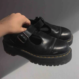  - Dr Martens Bethan med tjock sula som inte säljs längre! Har använts en del men säljer pga har alltid varit lite för stora, mer åt 40 i storlek. Kan mötas upp i Göteborg eller tillkommer frakt på 108 eller 140 för spårbart! 