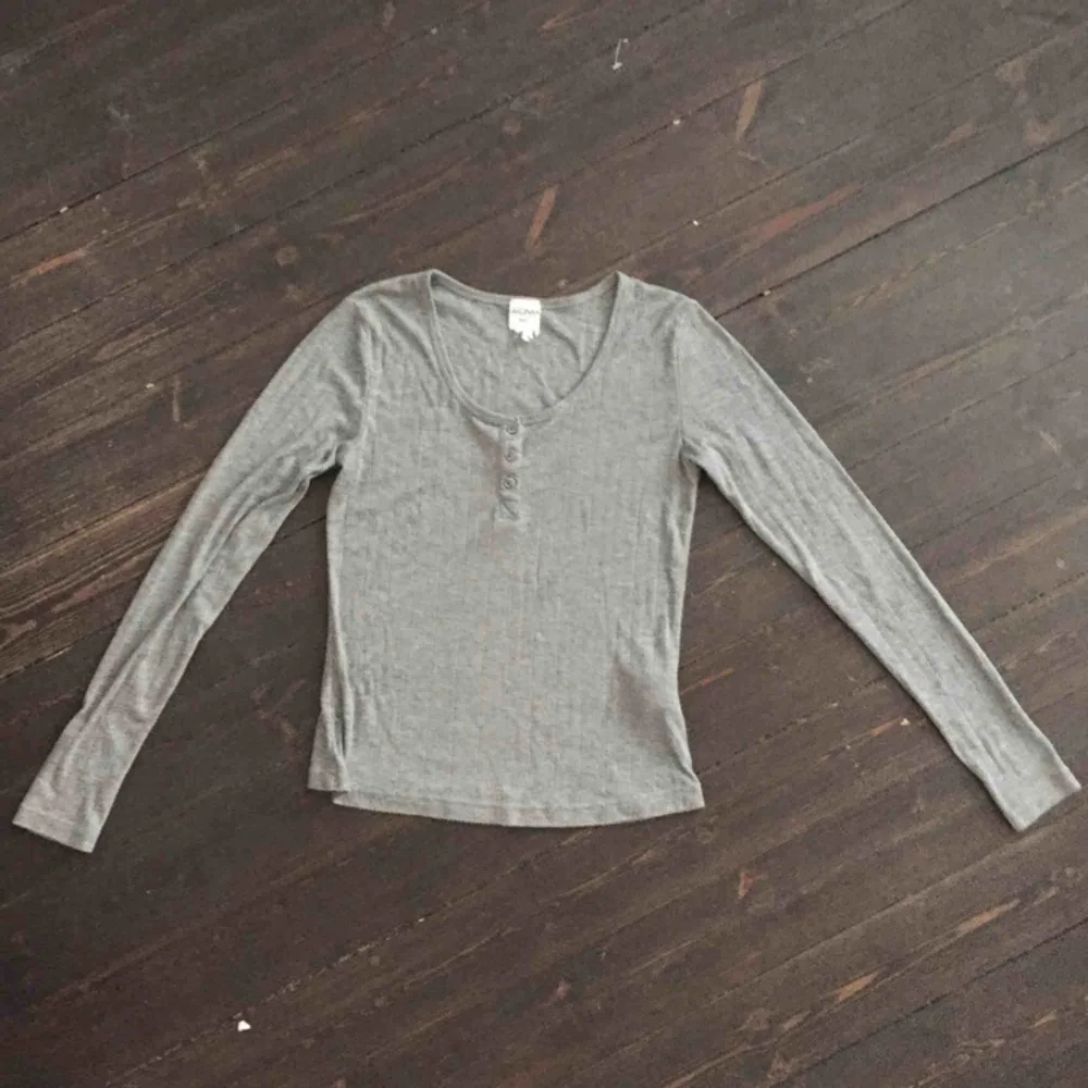 Jääätteskön grå tröja i tunn bomull. Verkligen supermjuk! Säljes pga använder inte. . Tröjor & Koftor.