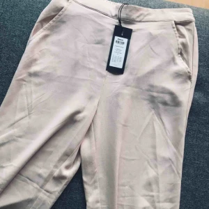  - Storlek S Byxor helt nya prislapp kvar! För små för mig. 50kr eller buda över! Frakt: 30kr finns att hämta i Malmö  Jag kommer att lägga upp mer kläder under 50kr Levis och Hollister bland annat! Bättre pris om du köper mer såklart!