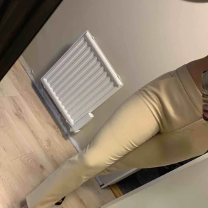  - Helt nya beiga byxor från zara. Aldrig använda. 