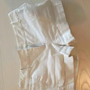 Vita shorts från vero Moda använda men mer att ge!