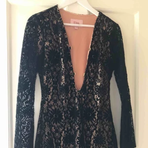  - En fin svart spetsklänning. Helt oanvänd, 