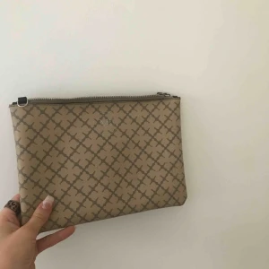  - Säljer min älskade Malene Birger clutch😢 Den är hyfsat använd och säljer såpass billigt då det försvunnit lite på  märket (se sista bilden). Nypris 799kr på Nelly. Frakt kostar 40kr och köpare står för frakt.    