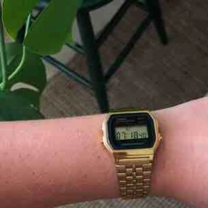 - Casio digitalklocka guld.   Knappt använd, fint skick!  Lätt som en plätt att reglera bandet.  ✨Jättefin klocka men använder bara min silvriga...✨