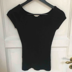  - Svart ribbad tröja, ganska tjockt material. Använd några gånger, lite nopprig men annars felfri!