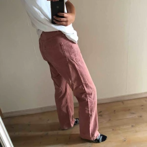  - Jeans från Weekday i gammaldags rosa washed. Storlek 30/30 Row. Köparen står för frakt! 