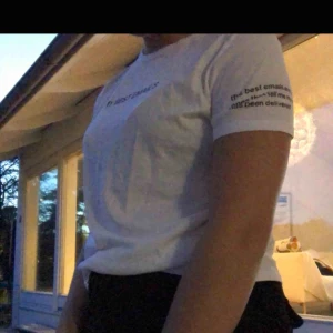  - Vit t-shirt från Zara med text fram till och på ena armen💗💗💗💗