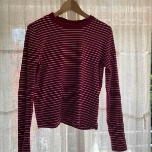  - Långärmad tröja från Weekday storlek S. Använd men i mycket bra skick! Priset är exklusive frakt, köparen står för frakt.